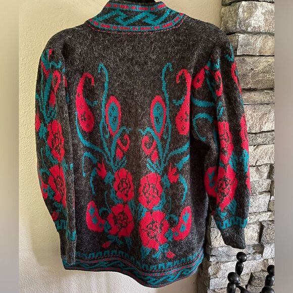 Unbranded wool cardigan with floral pattern, two front pockets, ribbed cuffs. - Picture 1 of 7